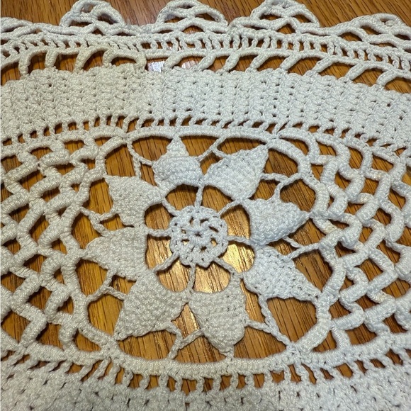 Vintage Hand Crocheted Oval Doily 17 1/2” x 10” Stunningly Beautiful - Picture 3 of 3